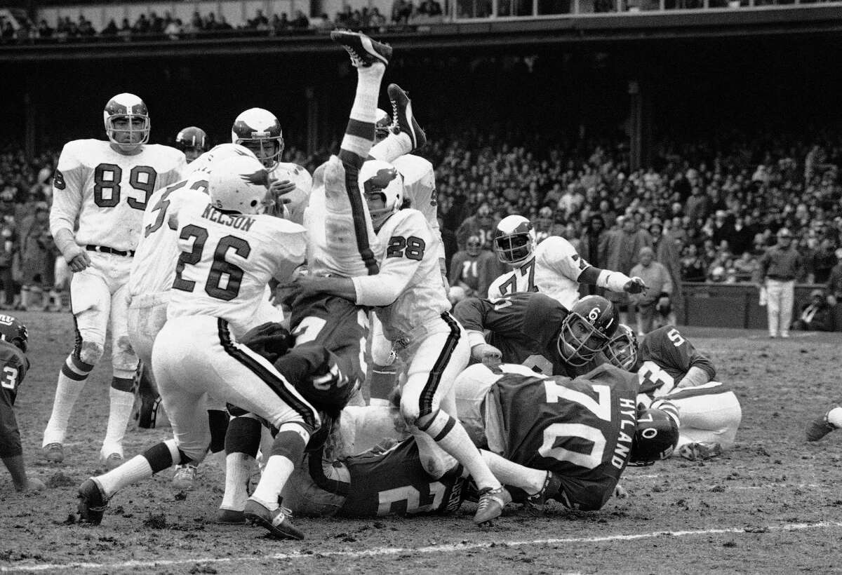 13 former NFL players with Southeast Texas ties suing league