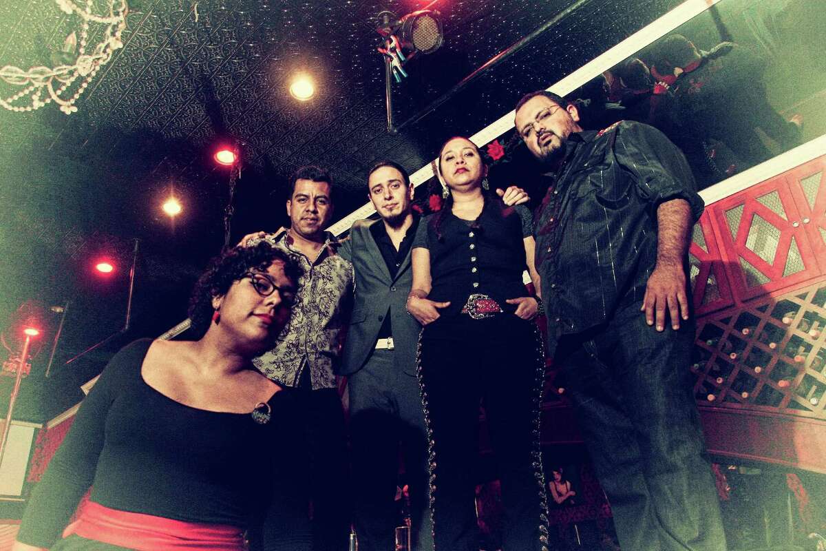 La Santa Cecilia rinde tributo a grandes canciones