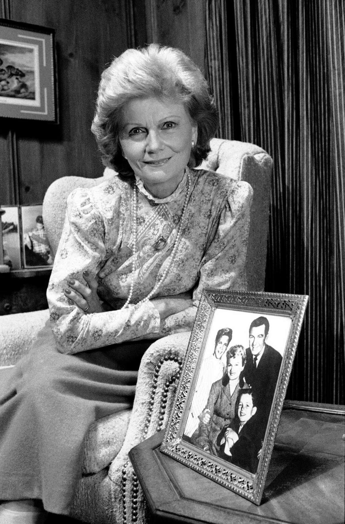 June Cleaver to Gloria Pritchett 5 great TV moms