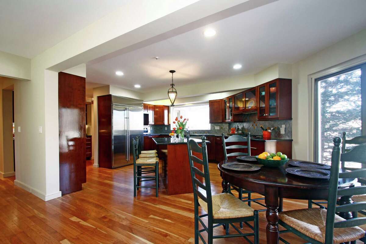 Pheasant Hill contemporary offers amenities galore