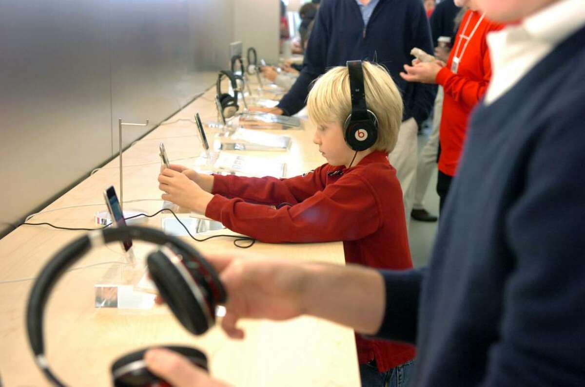 Apple Store Opens On Greenwich Avenue