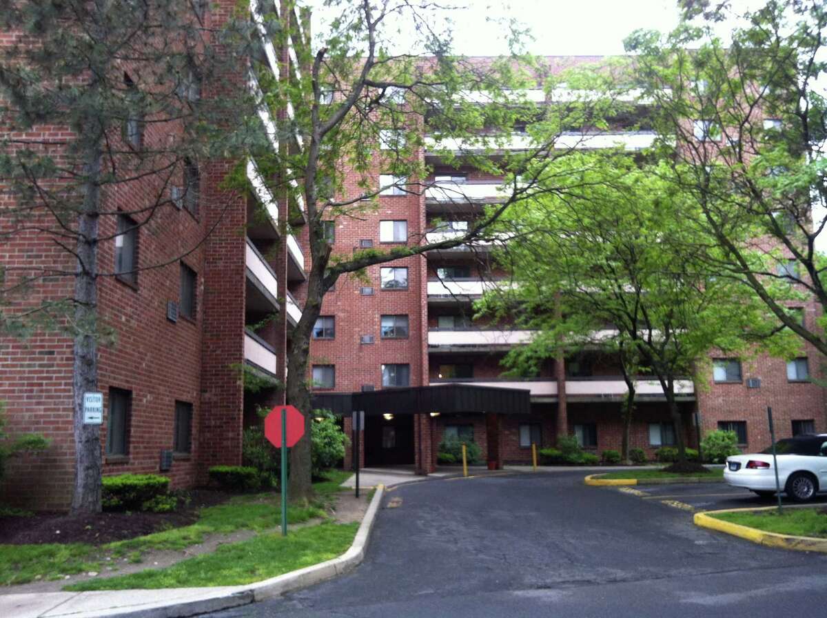 Man shot at Danbury Commons complex