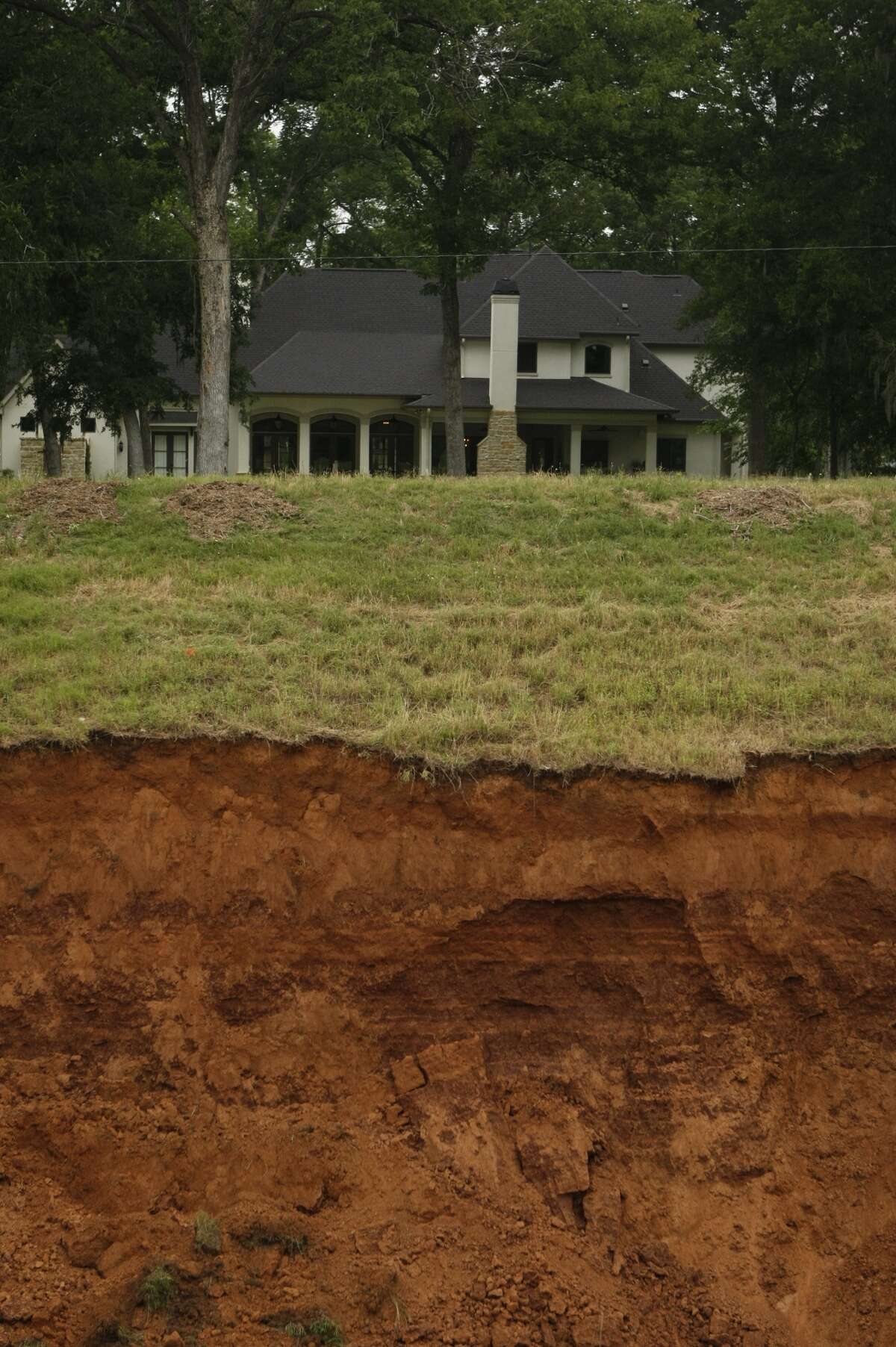 Residents in the Richmond area are increasingly worried about a drainage ditch near their homes that has been eroding and expanding into a gorge off River Forest Drive near FM 359.