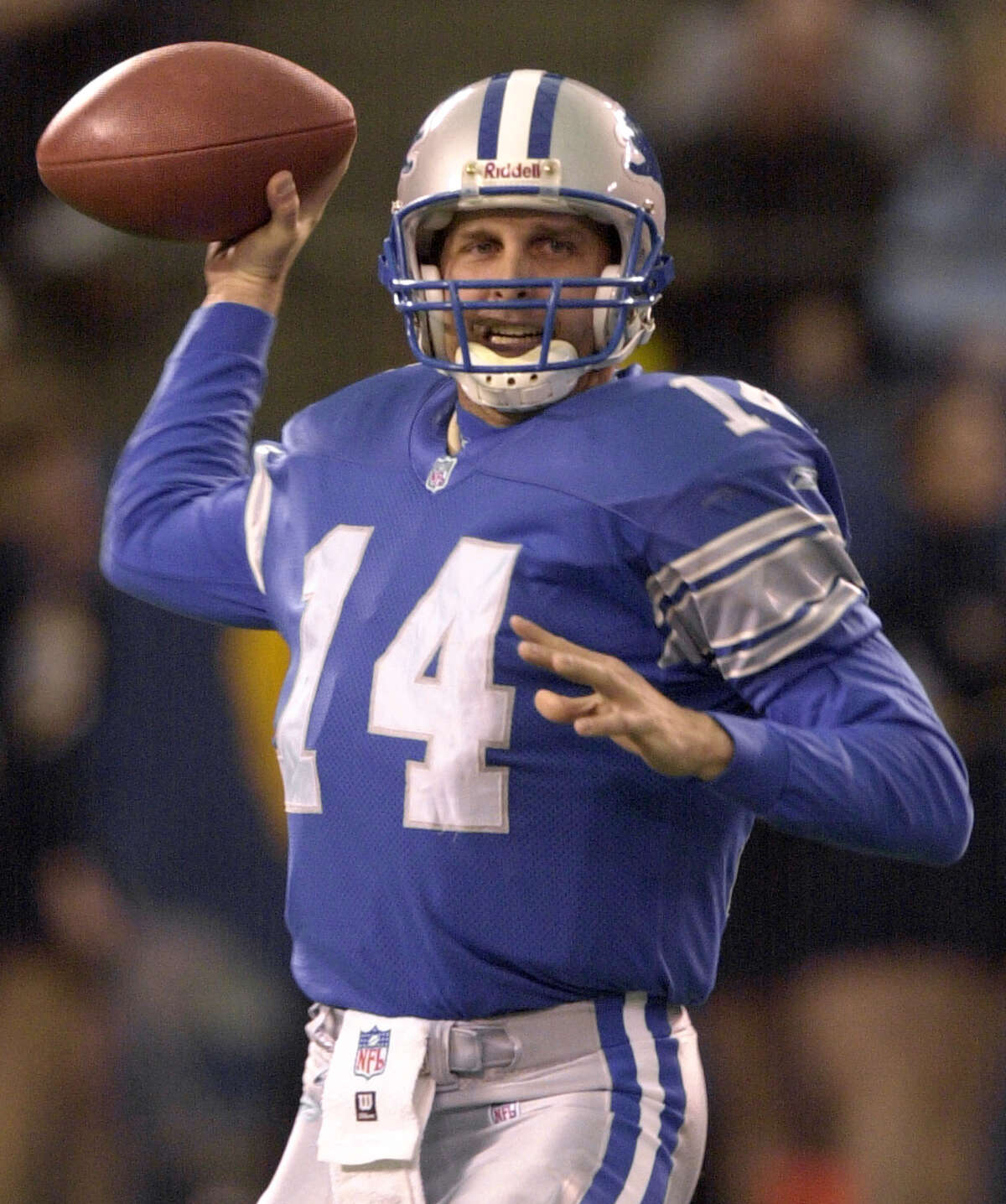 Detroit Lions quarterback Ty Detmer (14) throws against the Dallas Cowboys in the second quarter at the Silverdome in Pontiac, Mich., Sunday, Jan. 6, 2001. Detmer was 24-of-40 for 242 yards with two touchdowns and no interceptions in the Lions' 15-10 win. (AP Photo/Paul Sancya)