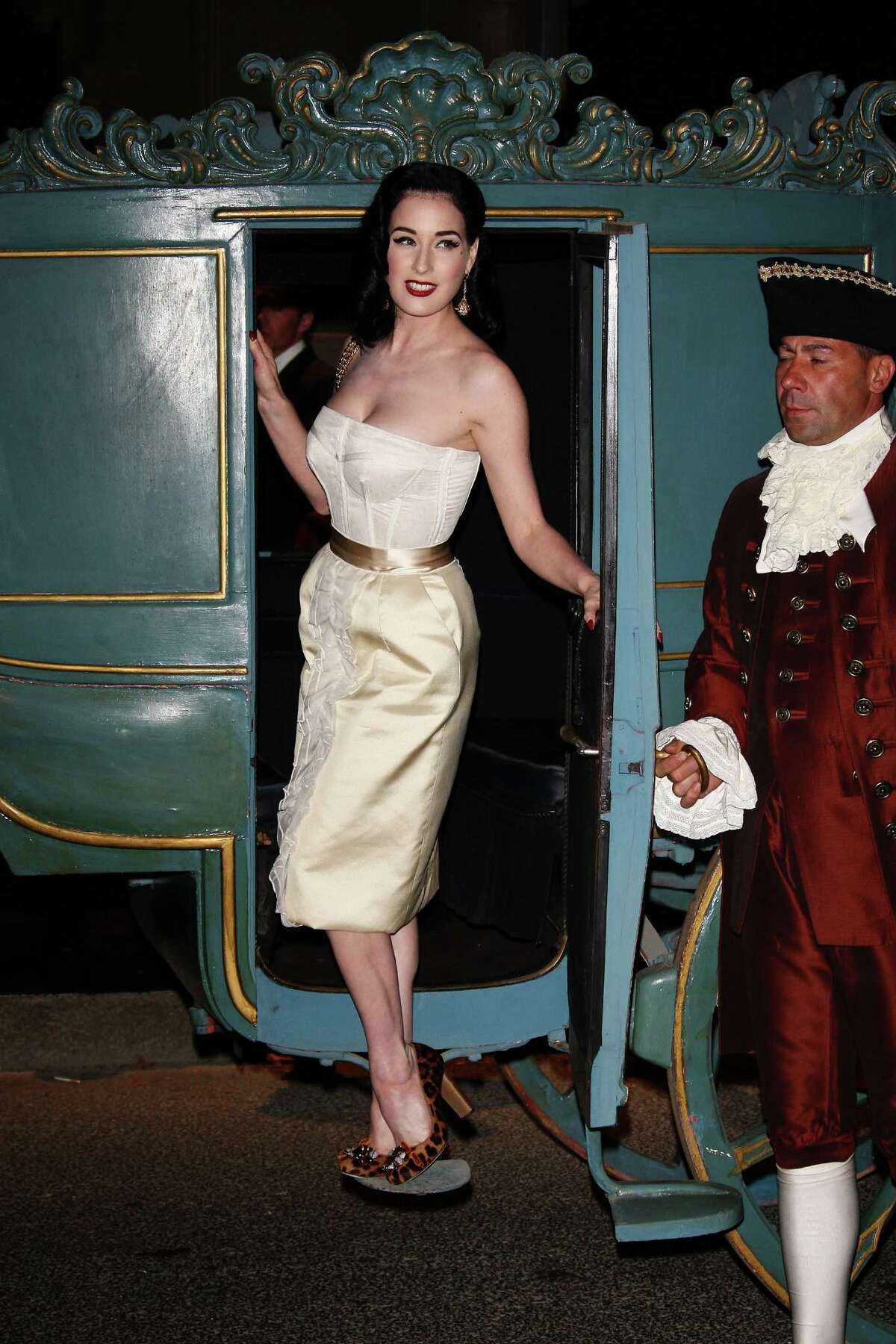 dita-von-teese-brings-stripping-and-high-fashion-to-seattle