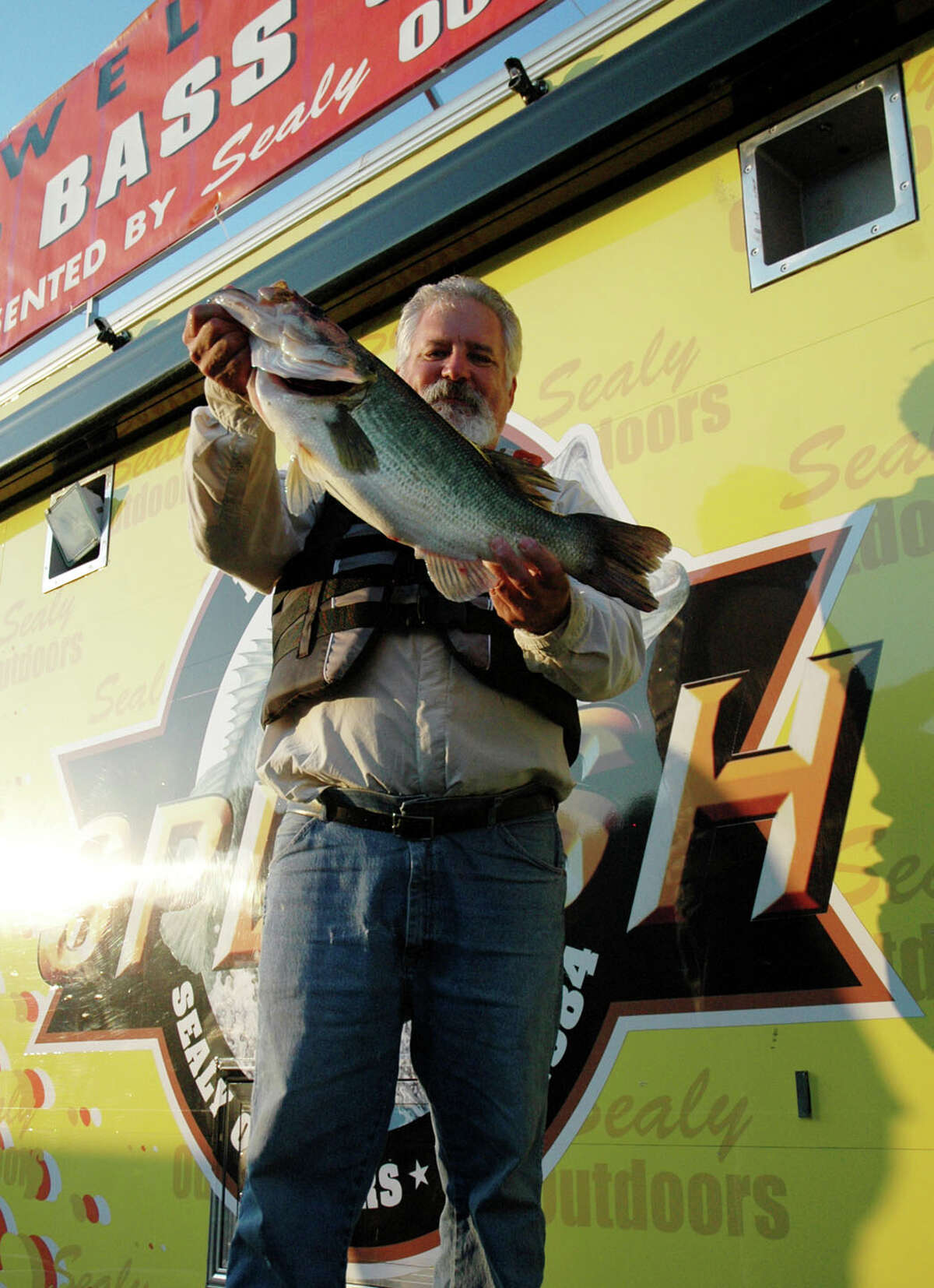Alexandria LA angler David Jones set the bar to beat during the first hourly weigh in with his 8.51 lb bass. He stayed in top spot until the 12-1:00 hour, then fell to a 2nd place position photo by Patty Lenderman / Lakecaster