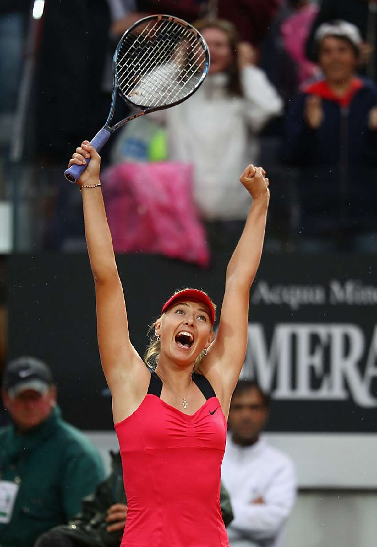 Maria Sharapova tops Li Na, wins Italian Open