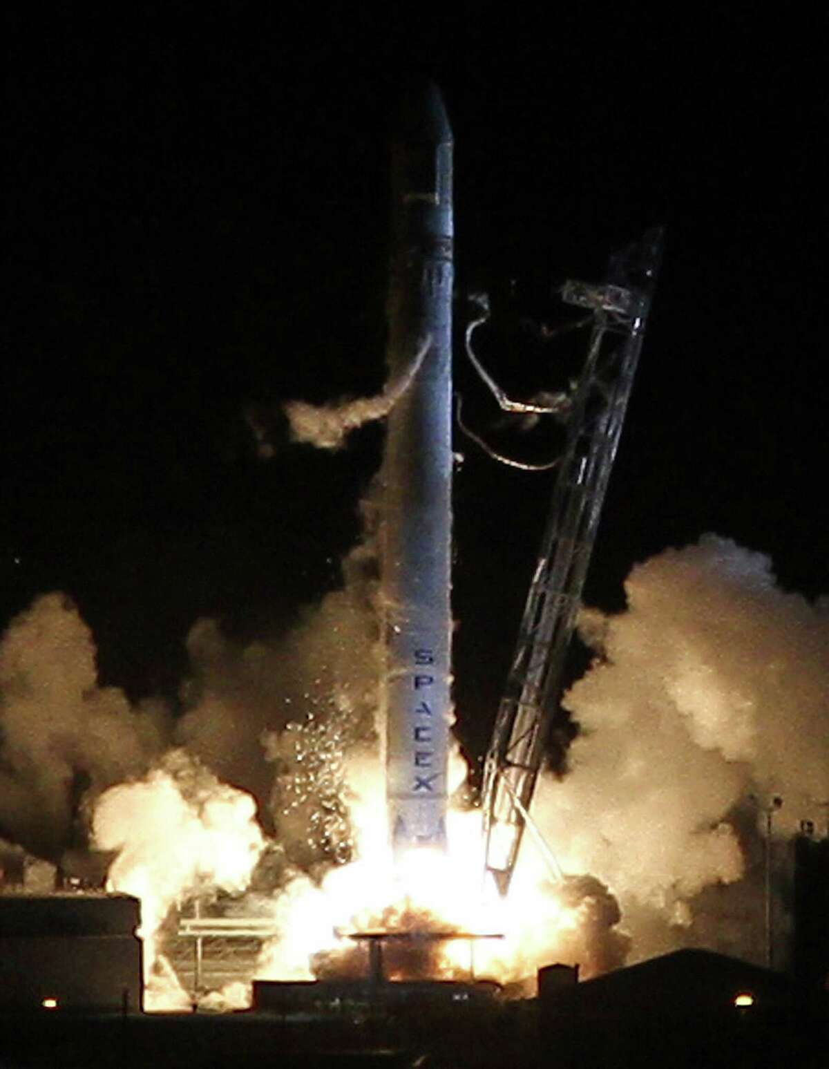 A Falcon 9 rocket carrying the Dragon spacecraft blasts off, Tuesday, May 22, 2012, from Complex 40 at Cape Canaveral Air Force Station. SpaceX is the first private company to build a rocket for a mission to the International Space Station. (Red Huber/Orlando Sentinel/MCT)