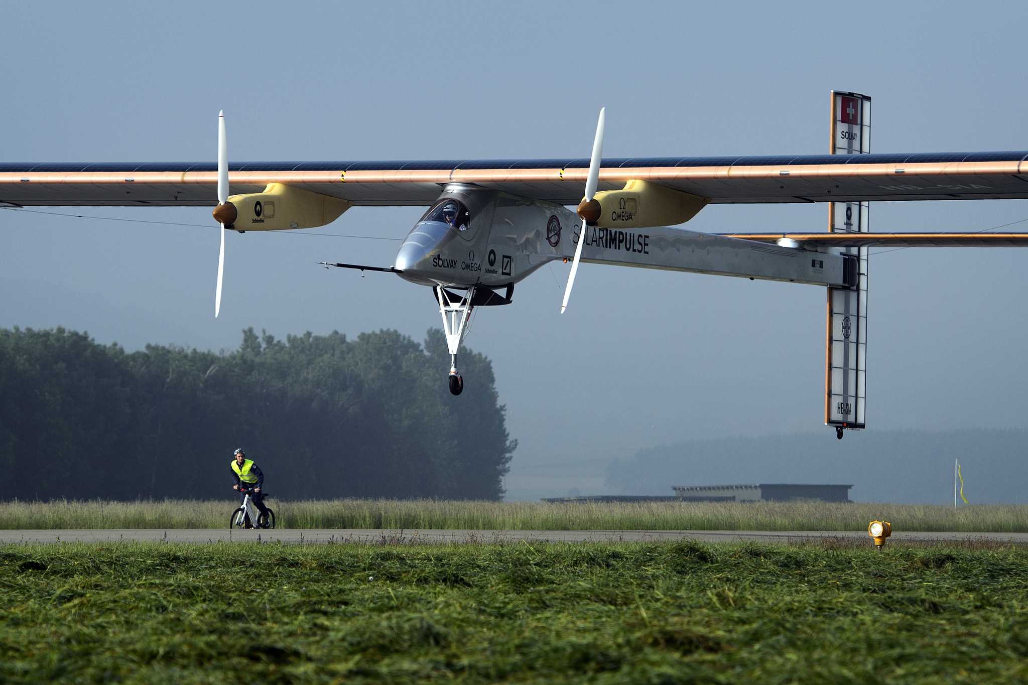 Самолет преодолевает 202 метра в секунду. Уникальные самолеты. Самолет-электростанция. Трансконтинентальный полет.. Solar-Powered aircraft.