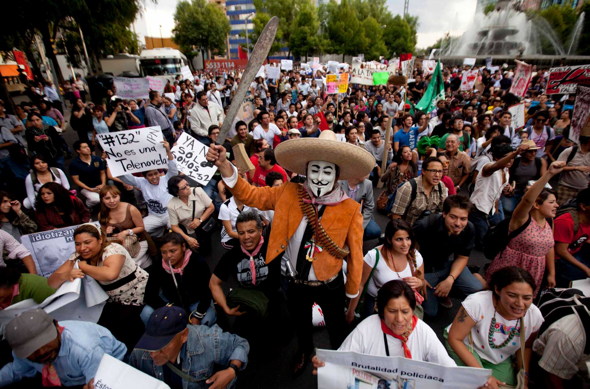Исчезновение студентов в мексике. Толпа мексиканцев. Мексика день студента. Демонстрации в Мексике.