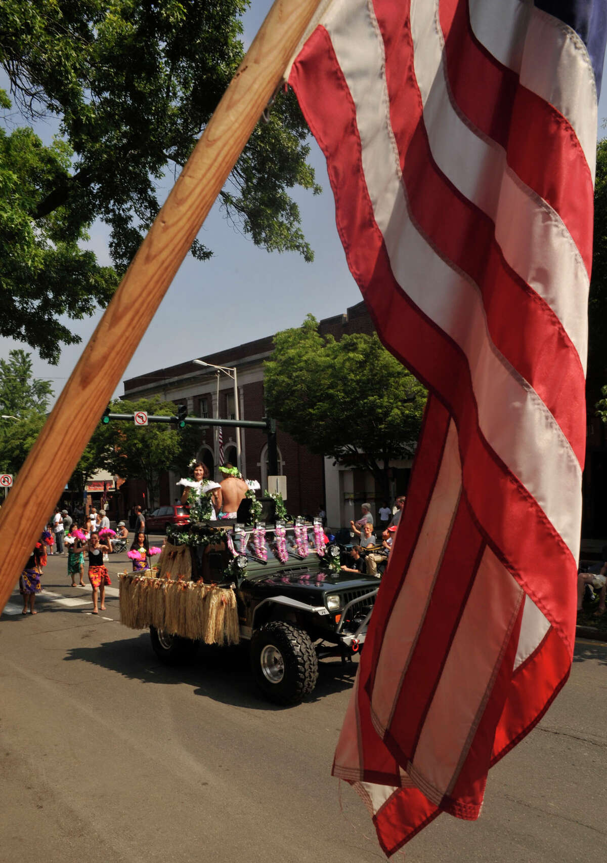 Thousands commemorate Memorial Day in Danbury