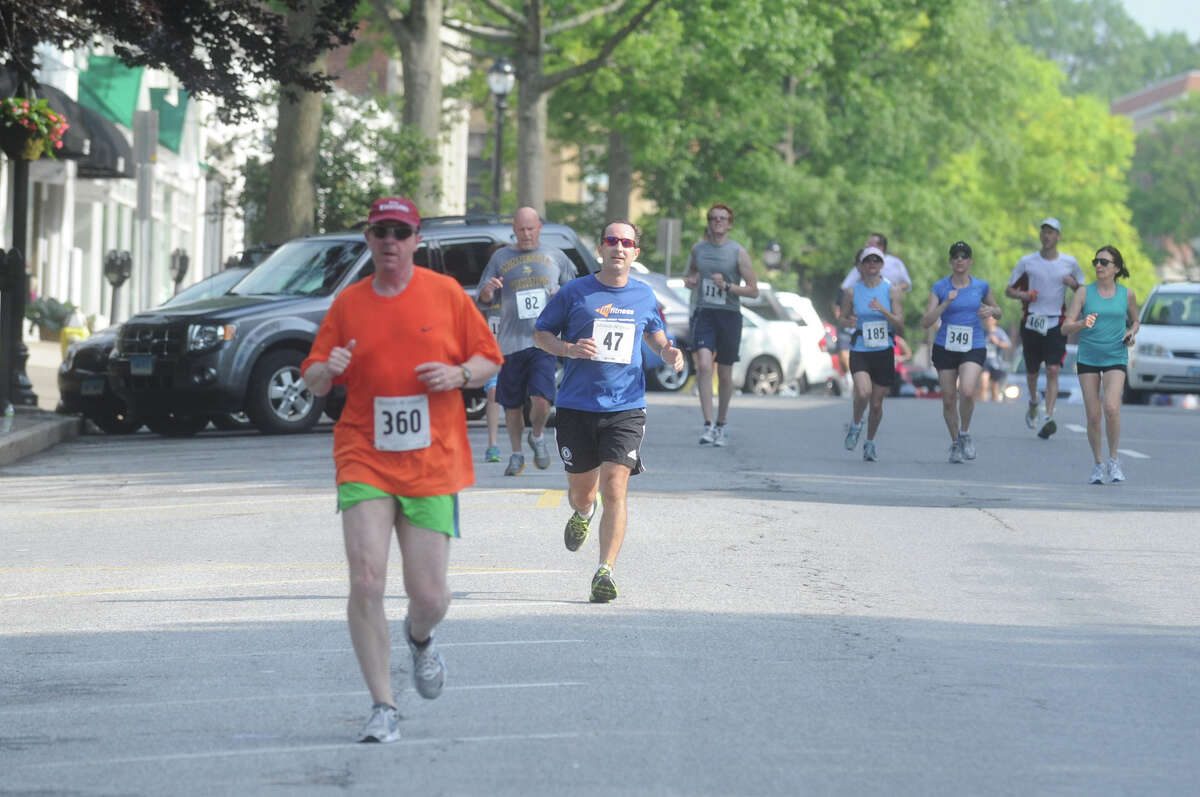 Hundreds of runners turn out for Jim Fixx race; Ariza the overall winner