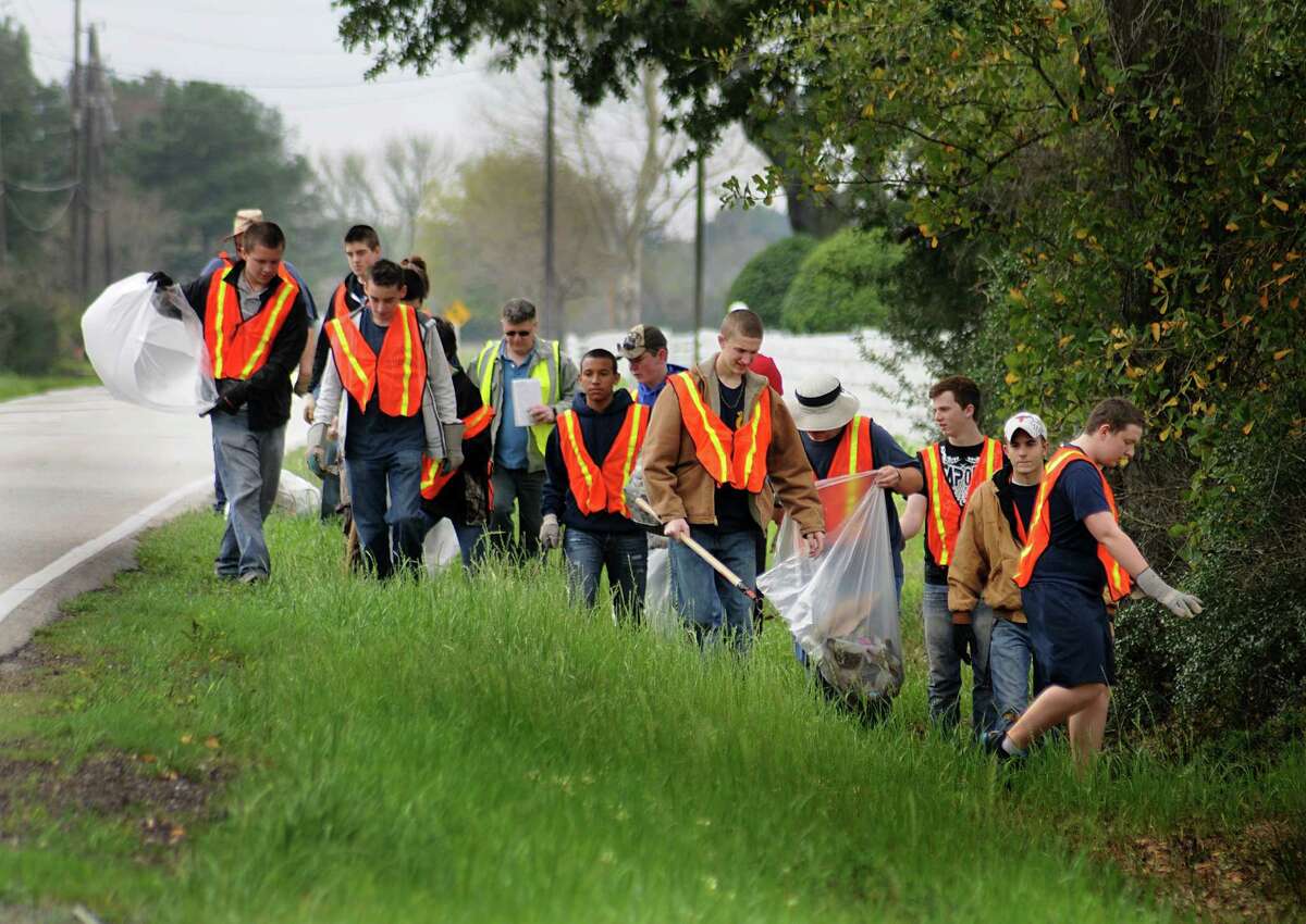 Students help keep roads clean