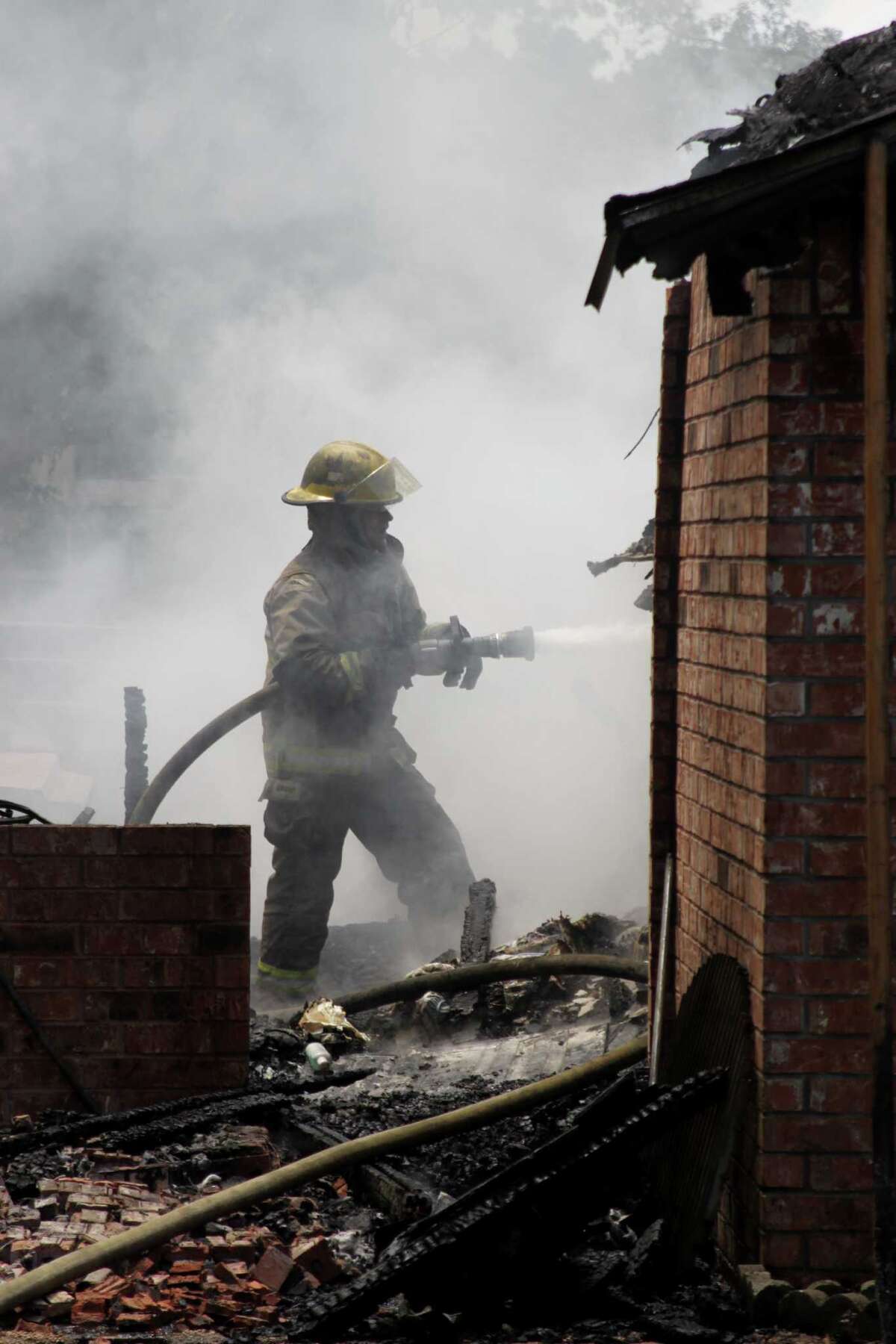 Fire destroys Silsbee home