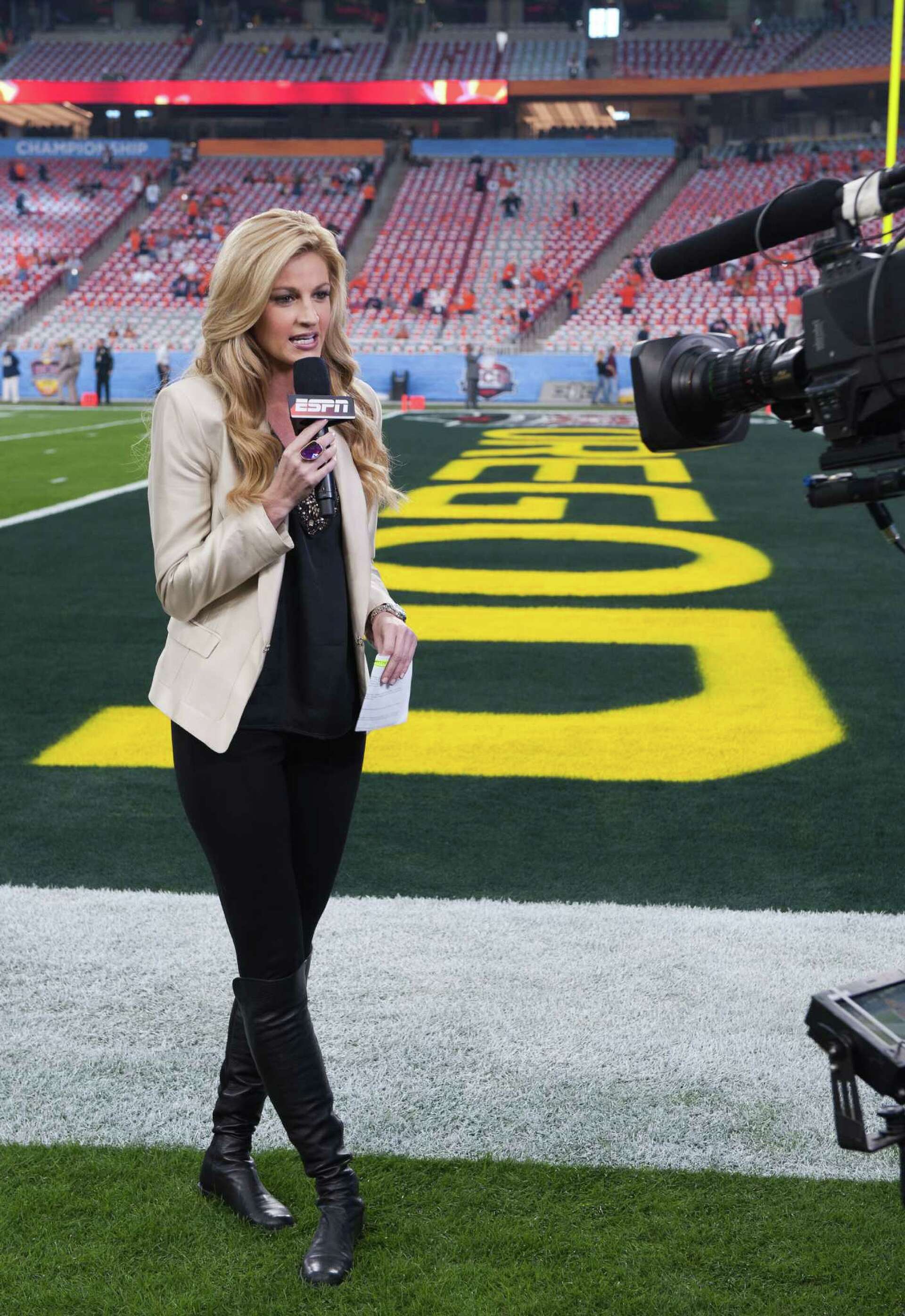 Beth Mowins: From Three-Sport Athlete To Sportscasting Pioneer🤓 ...