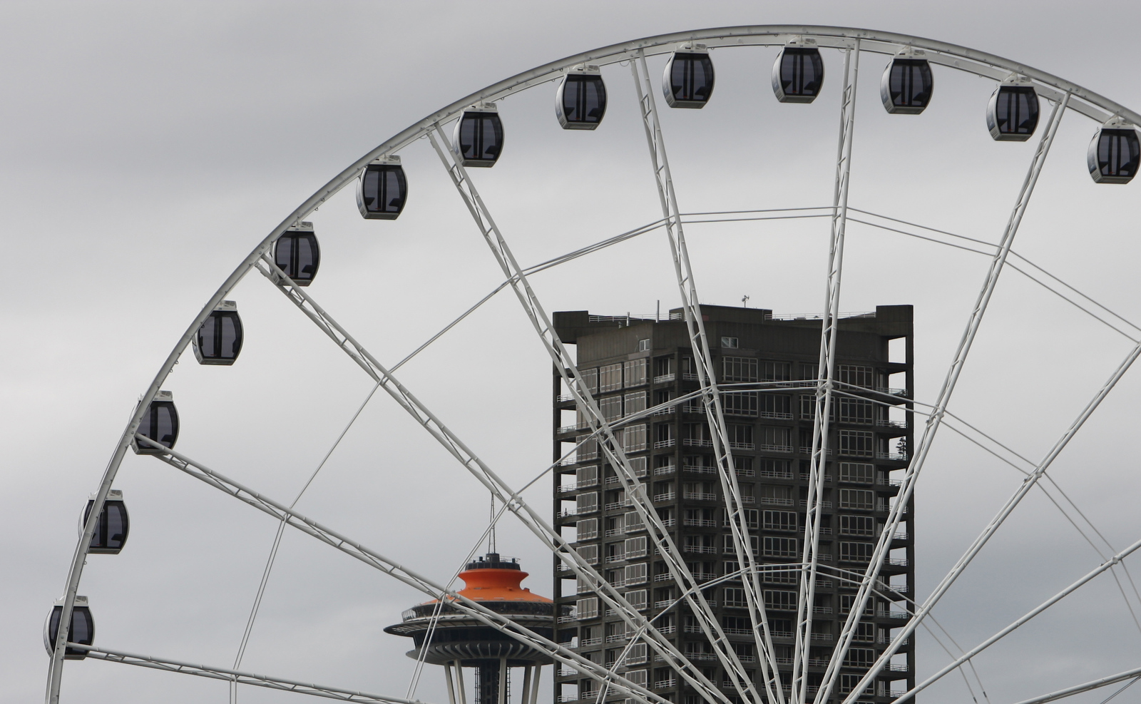 Gondolas attached to Seattle 'Great Wheel' Ferris wheel