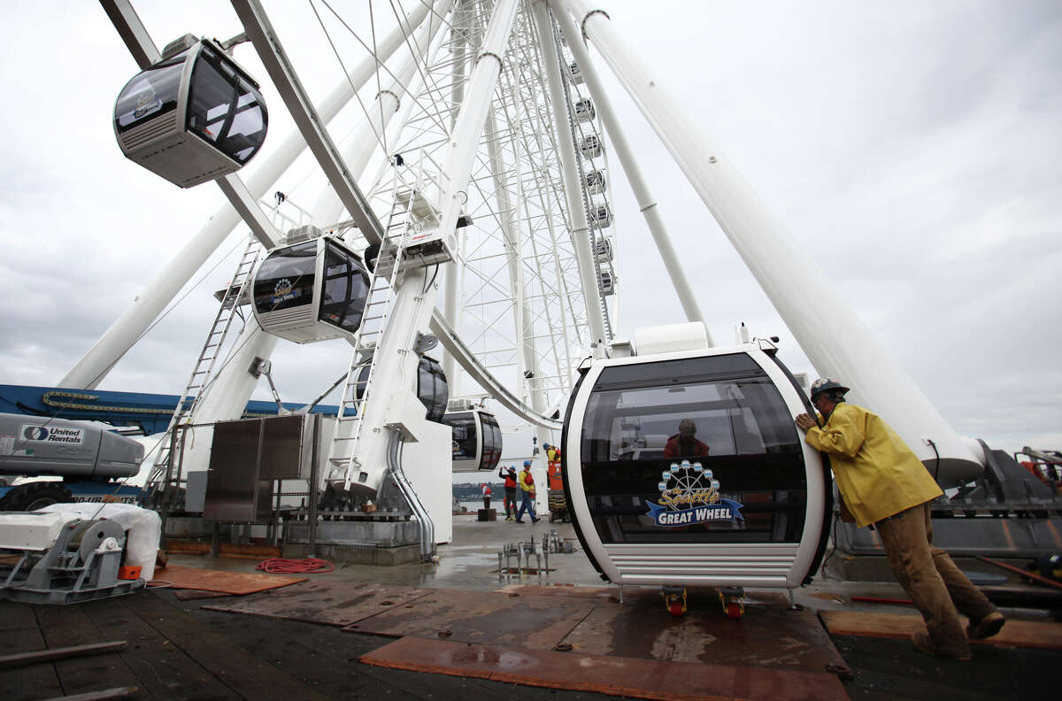 Gondolas attached to Seattle 'Great Wheel' Ferris wheel