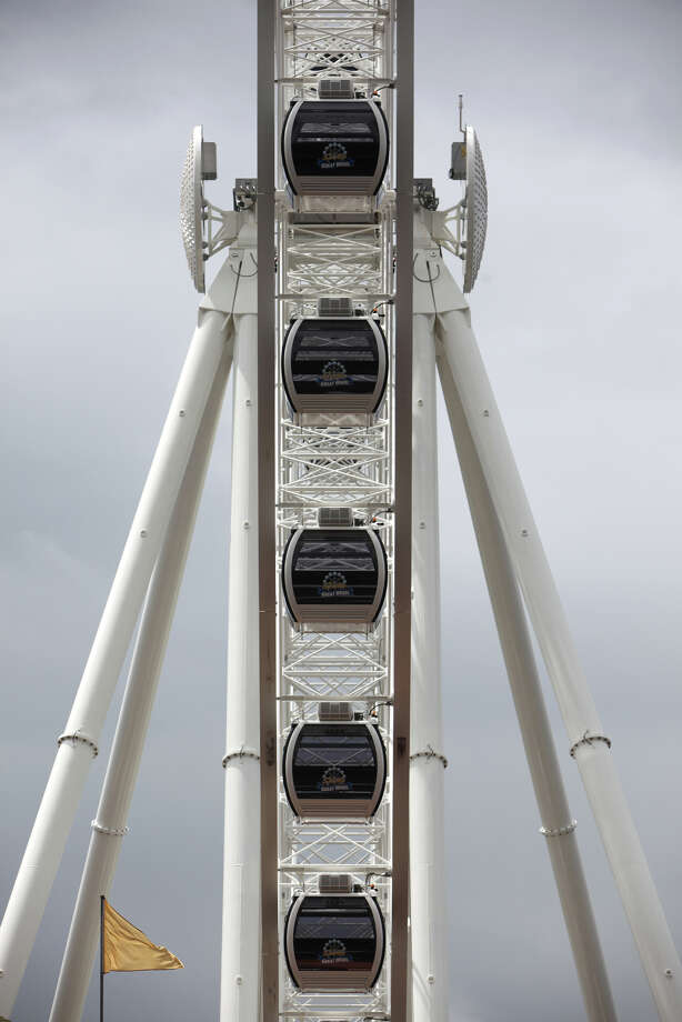 Gondolas attached to Seattle 'Great Wheel' Ferris wheel - seattlepi.com