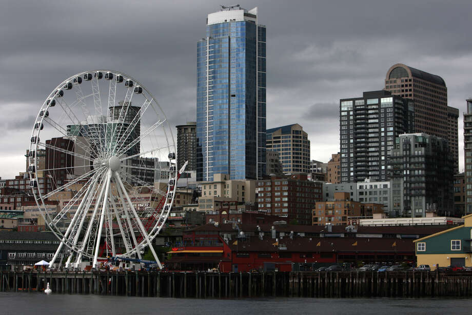 Gondolas attached to Seattle 'Great Wheel' Ferris wheel