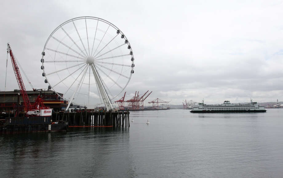 Gondolas attached to Seattle 'Great Wheel' Ferris wheel