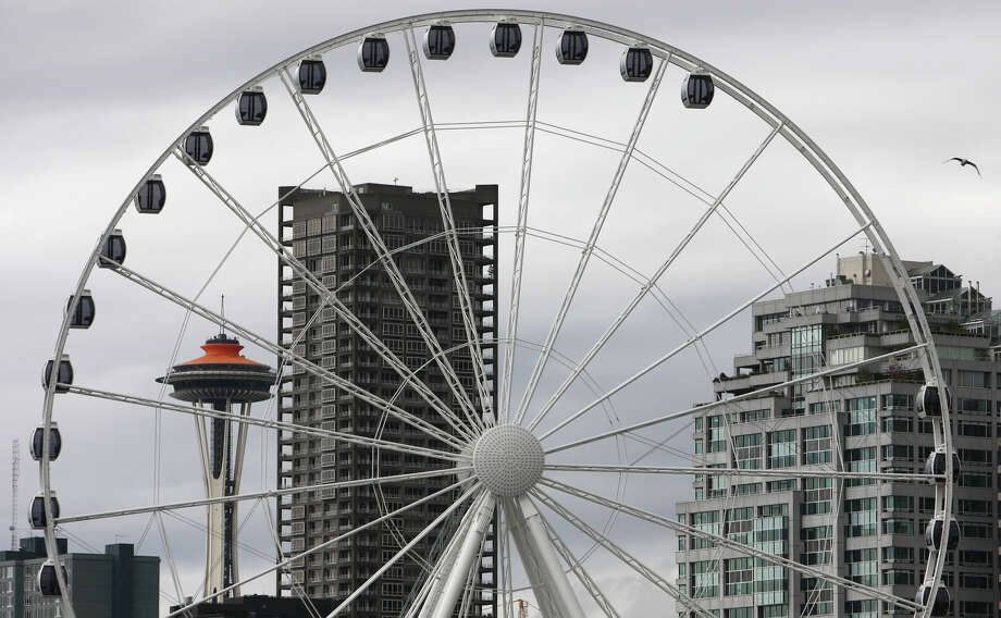 Gondolas attached to Seattle 'Great Wheel' Ferris wheel