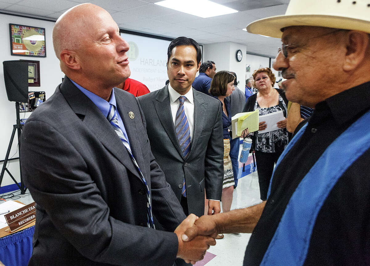 Robert Jaklich (left) shakes the hand of Vincent Huizar, a 1969 Harlandale graduate, this week as Mayor Julián Castro looks on. Who can blame Jaklich for seeking a more positive work environment? 