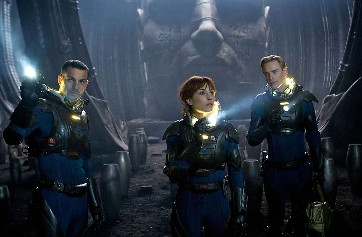 En esta imagen difundida por 20th Century Fox, Logan Marshall-Green, a la izquierda, Noomi Rapace y Michael Fassbender, en una escena de "Prometheus". (AP Foto/20th Century Fox)