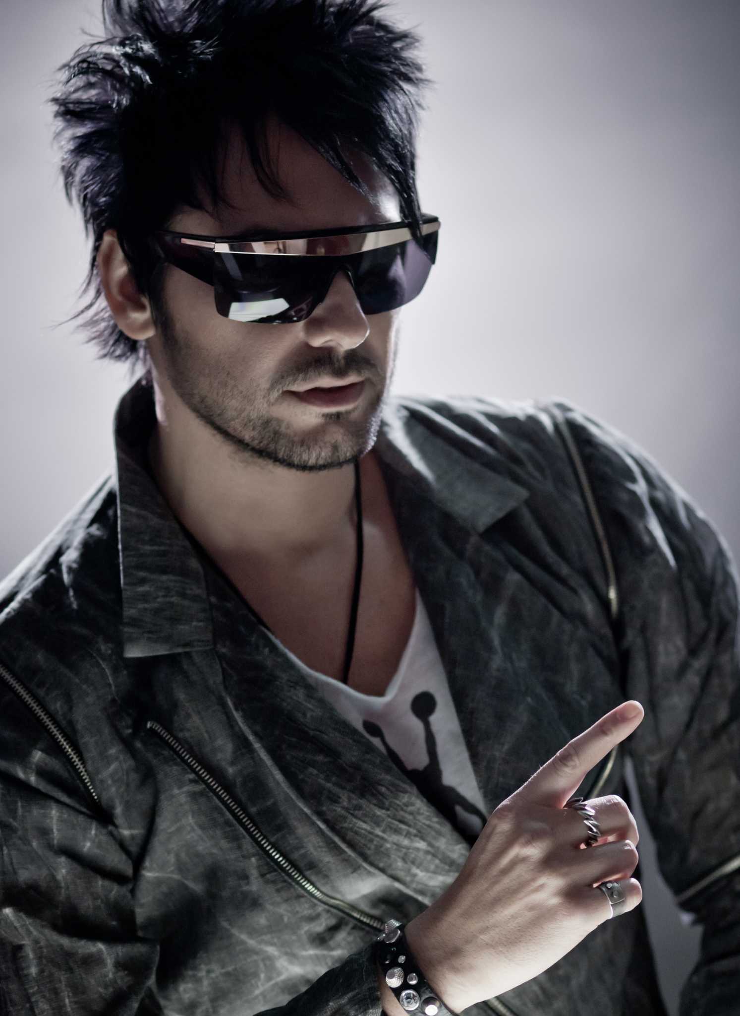 Beto Cuevas regresa con bríos electrónicos