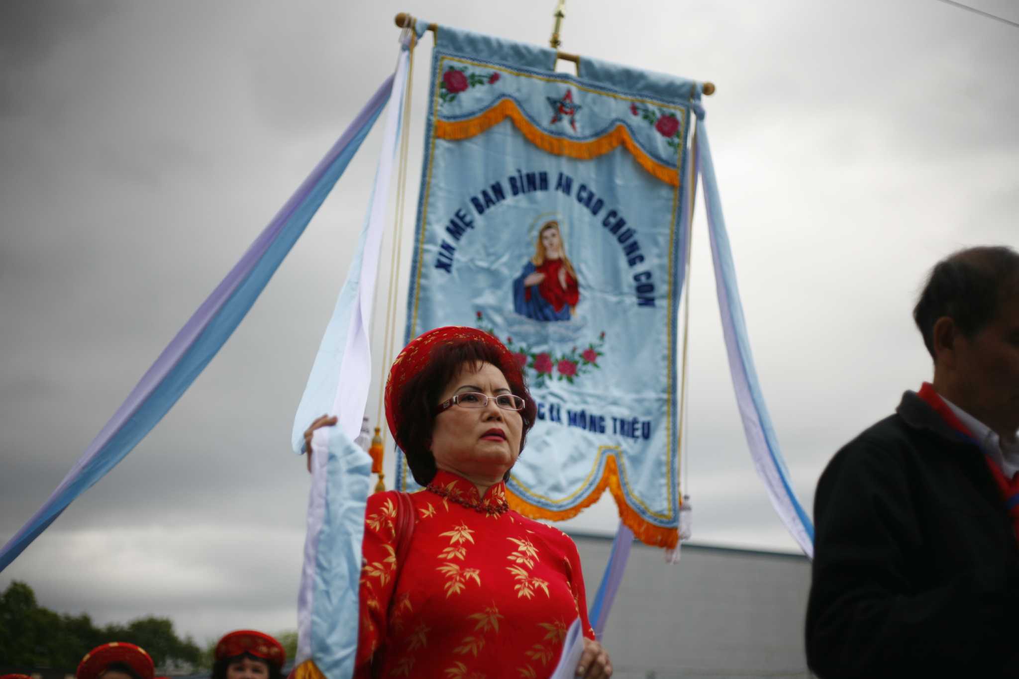 Seattle Vietnamese observe Eucharist