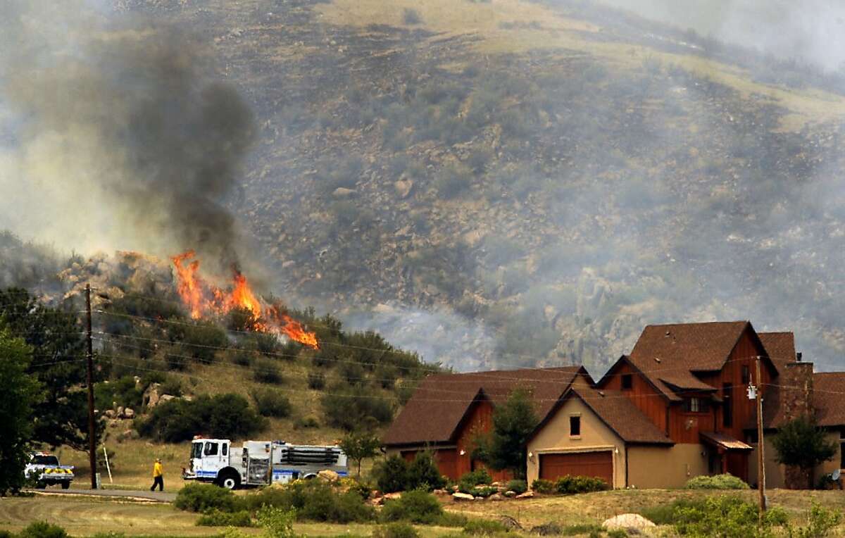Colorado, New Mexico fires force hundreds to flee