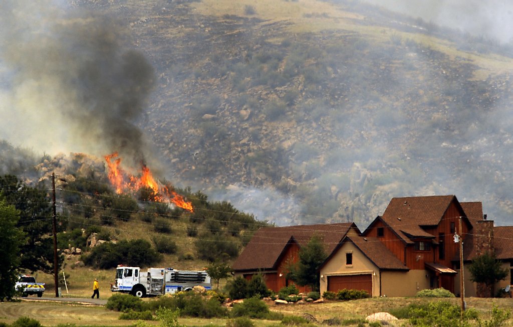 Colorado, New Mexico fires force hundreds to flee