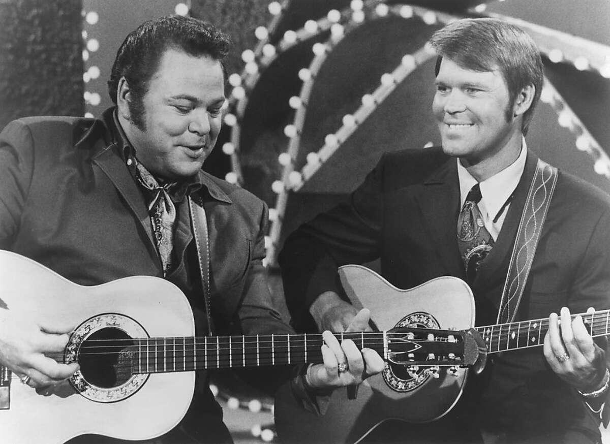 Glen Campbell, dignity intact, playing final shows
