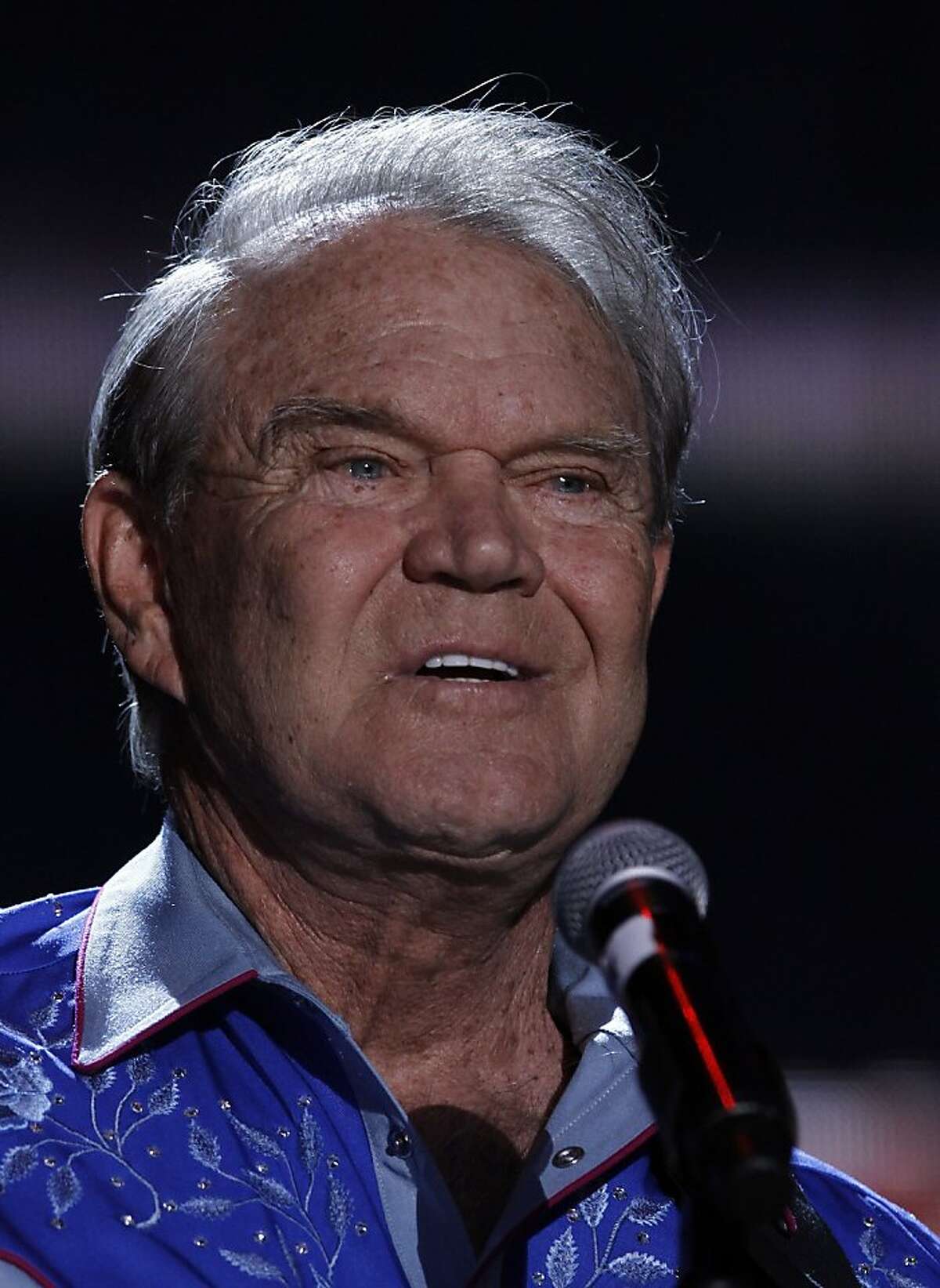 Glen Campbell, dignity intact, playing final shows