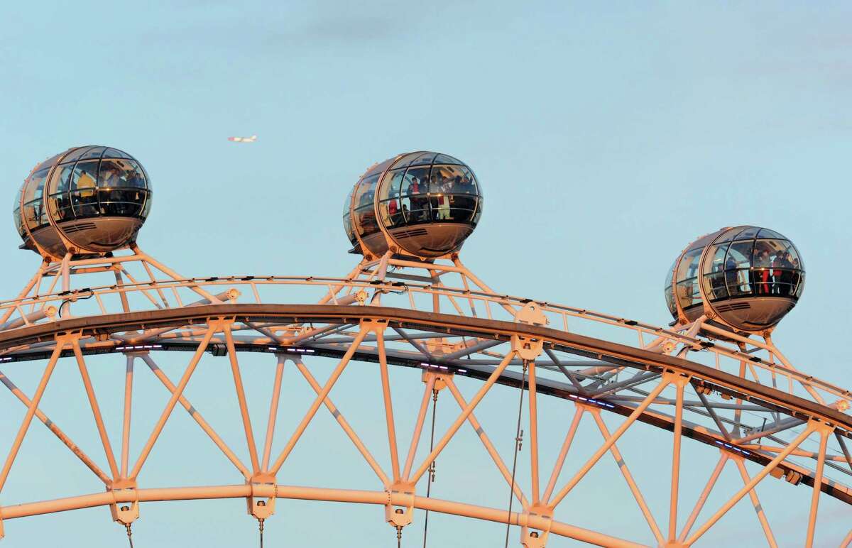 The London Eye features enclosed capsules attached to the rim, that rotate electronically and independently of the wheel.