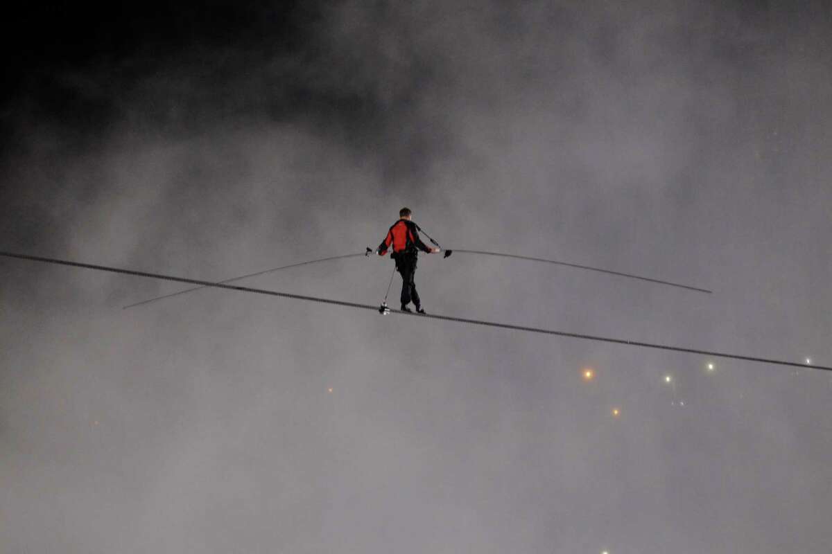 Tethered Wallenda walks wire across Niagara Falls