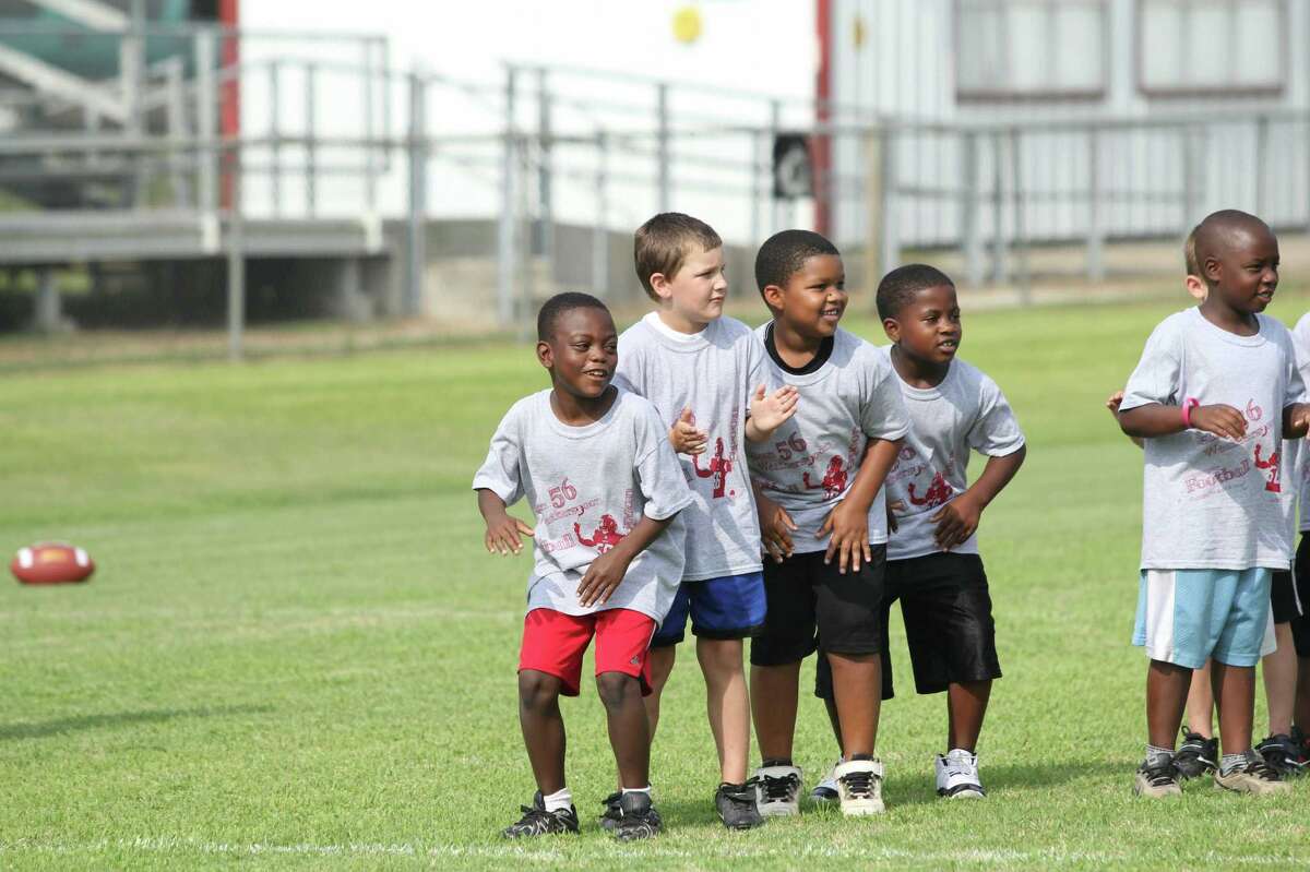 Falcons linebacker hosts Jasper youth football camp