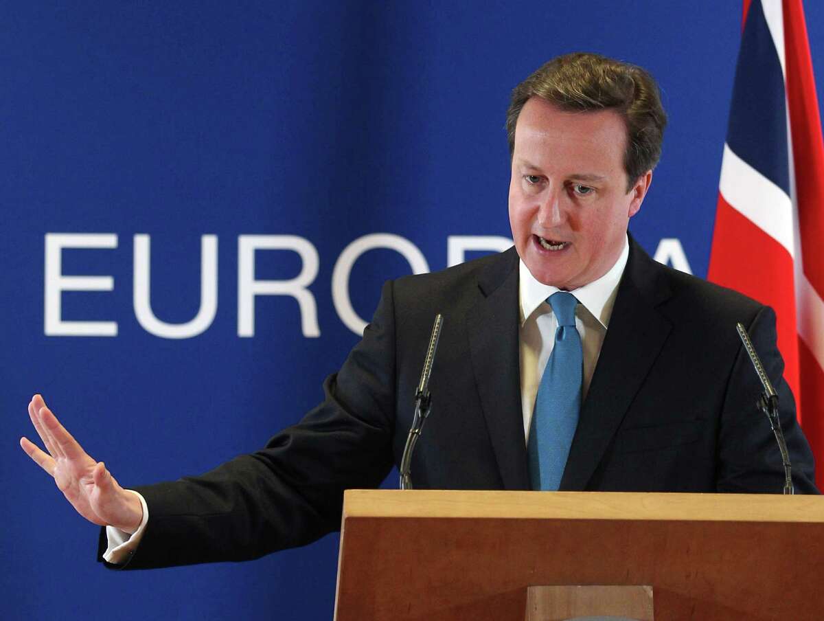 British prime minister David Cameron says no vote on splitting from the EU should take place during the debt crisis.