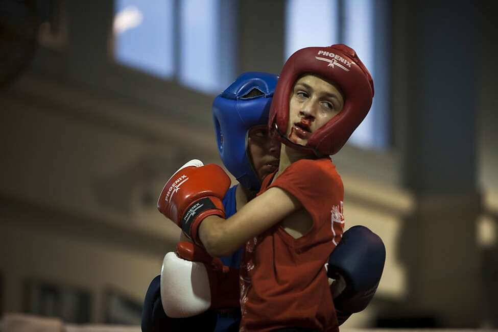 Boxing connected. Кикбоксинг спарринг. Бокс. Тайский бокс обои. Бокс тренировка.