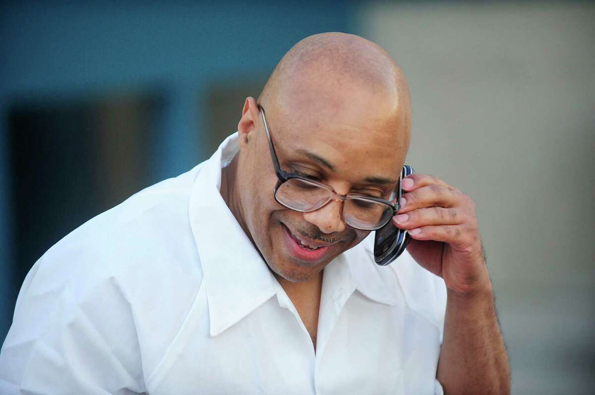 Ill. man leaves prison after murder case dropped