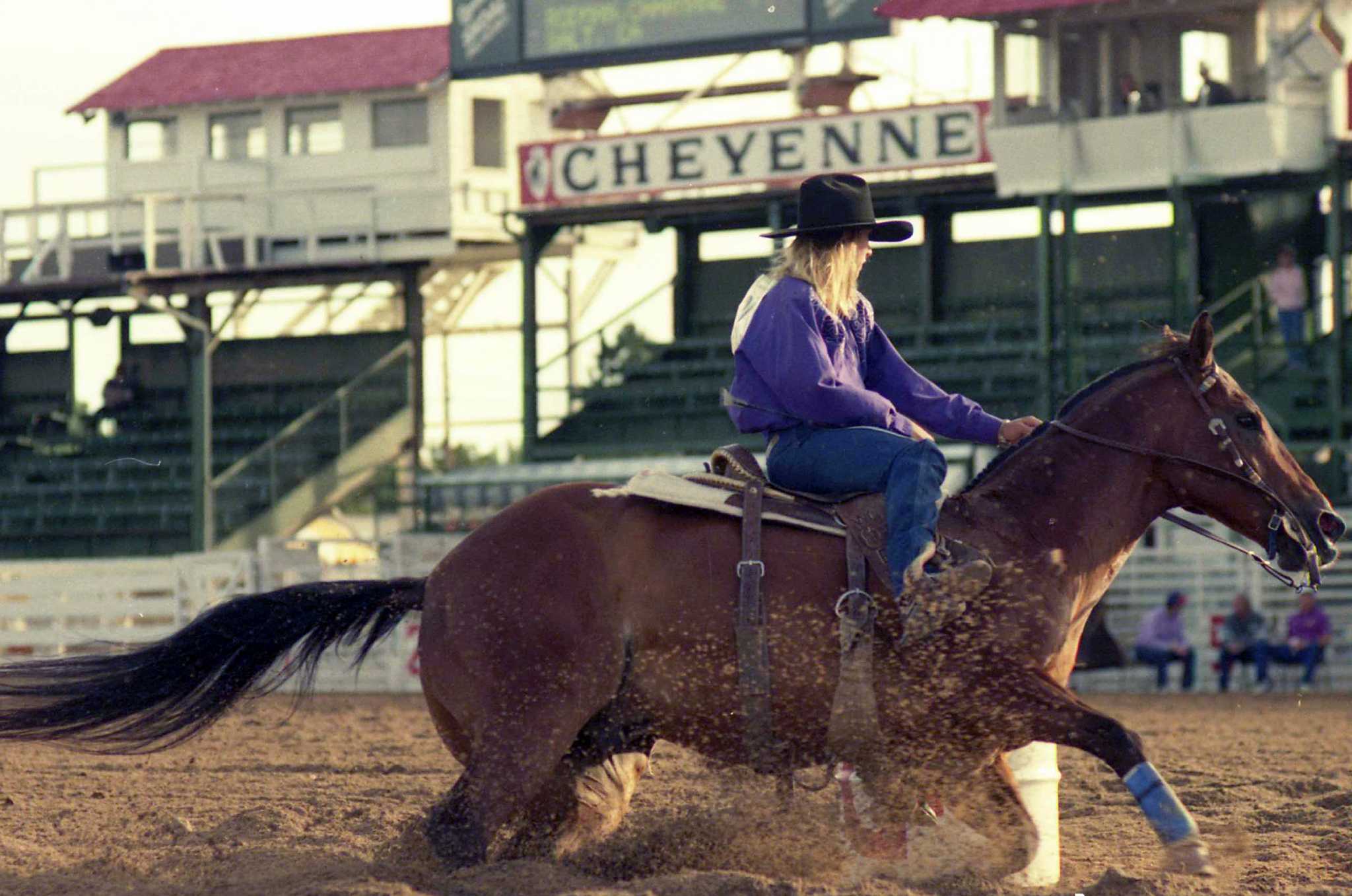 Legendary horse, once a barrel racing champ, dies at 35