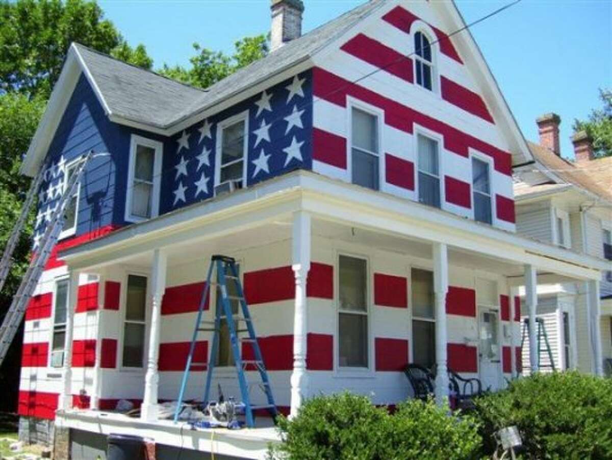 Good ole stars and stripes in Maryland (Roadside America / http://www.roadsideamerica.com/tip/27935)