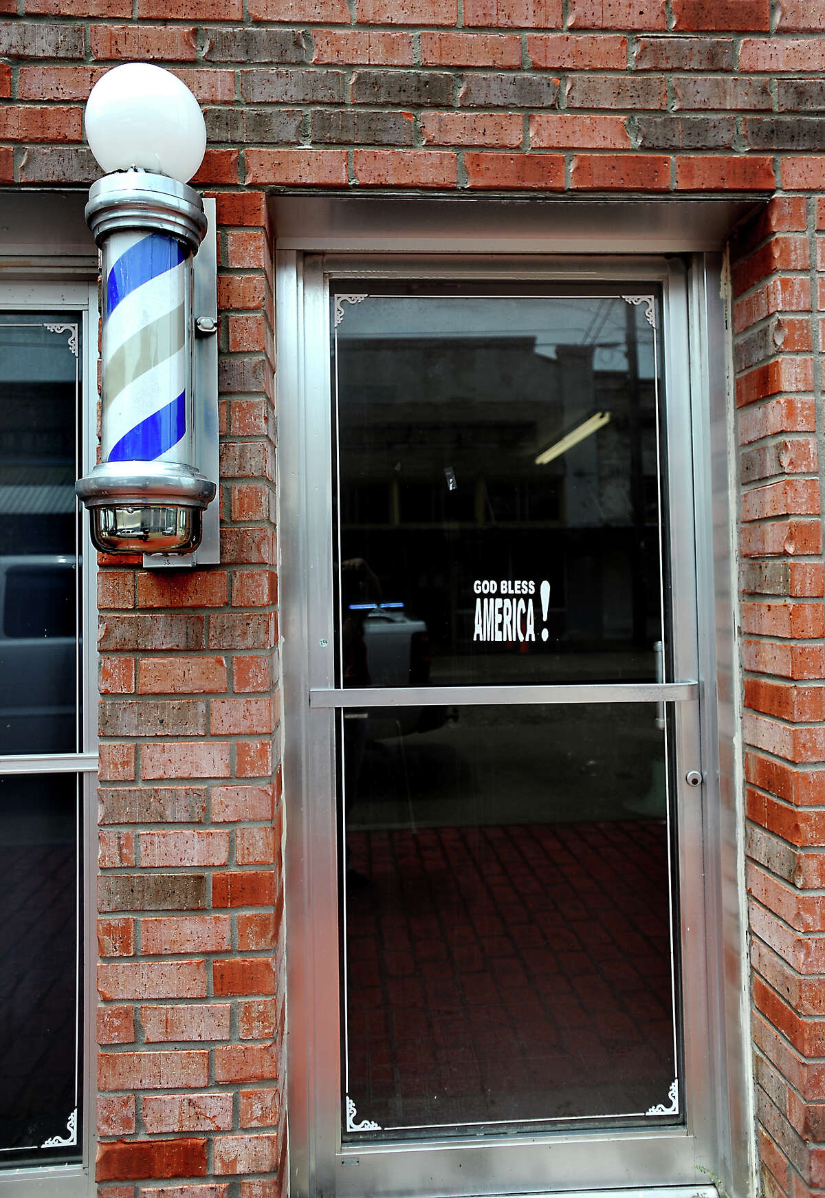 Sour Lake barber shop still like 'stuff that's on HeeHaw'