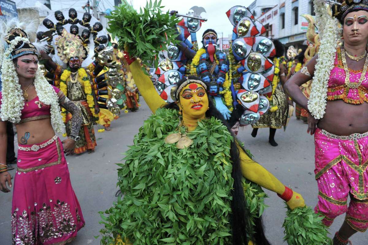 File:Dancers wearing traditional dress of the Banjara Lamadi or Lambani  tribe in Andhra Pradesh DSCF7370 (2).JPG - Wikimedia Commons