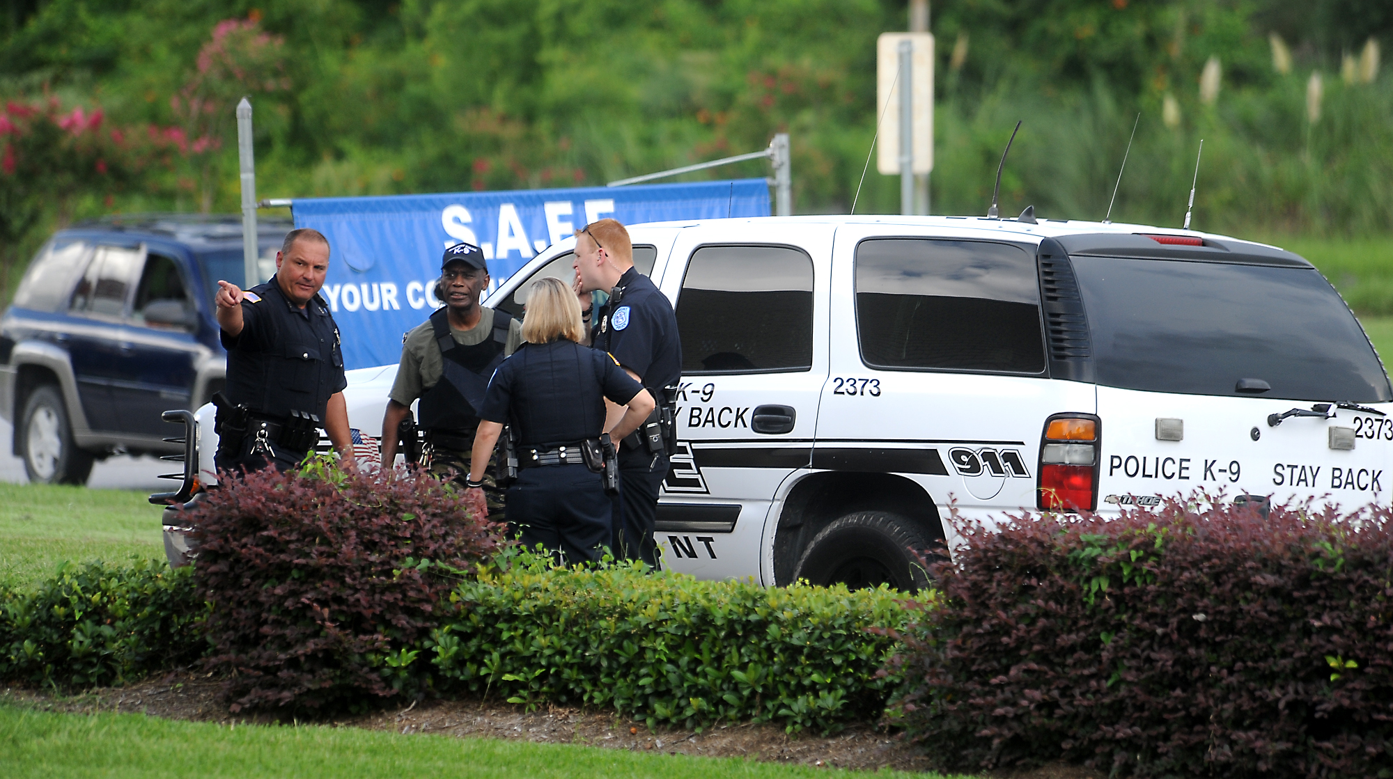 VIDEO Safe Credit Union robber wore straw hat white mask