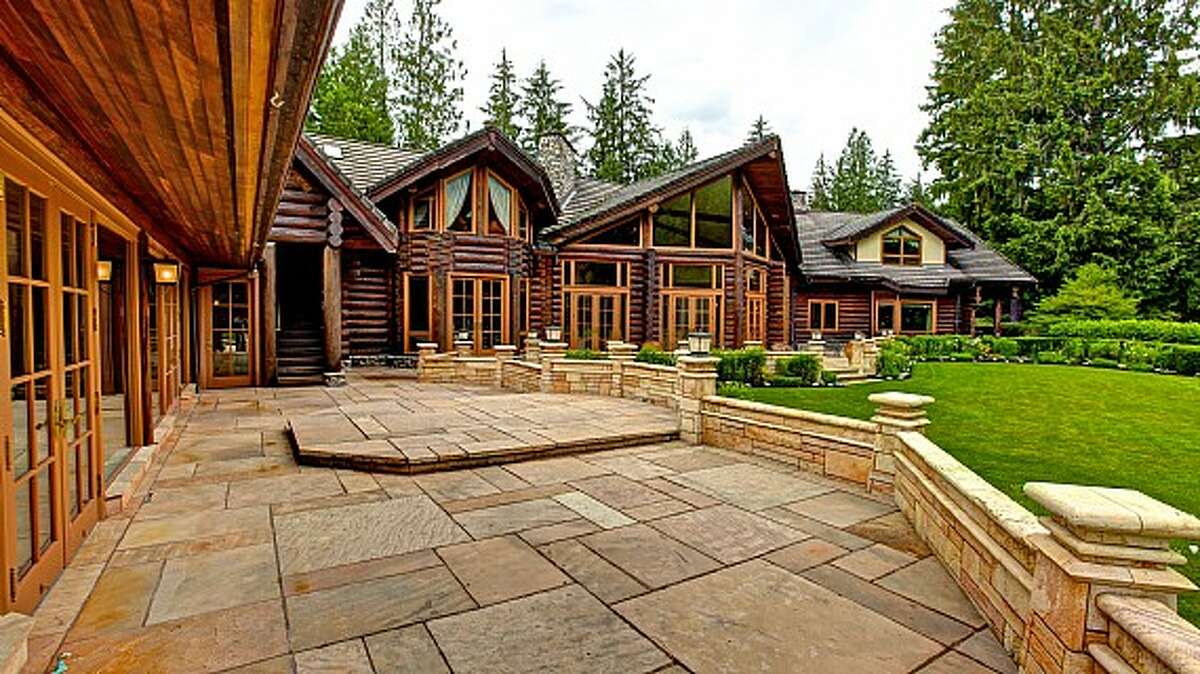 Massive Snoqualmie lodge set for auction