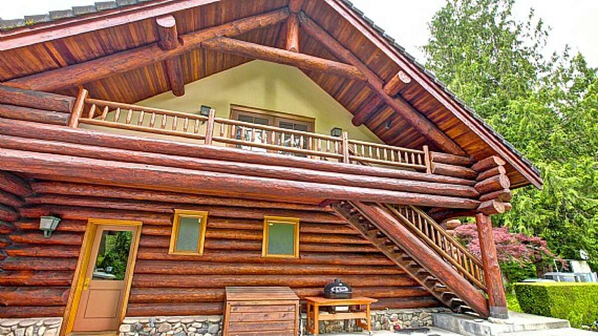 Massive Snoqualmie lodge set for auction