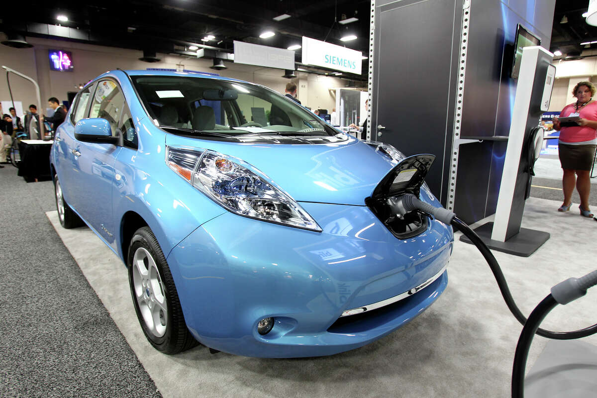 Electric cars hailed, but cost keeping sales from revving up
