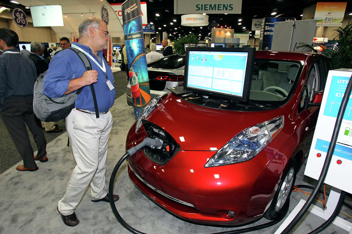 Electric cars hailed, but cost keeping sales from revving up
