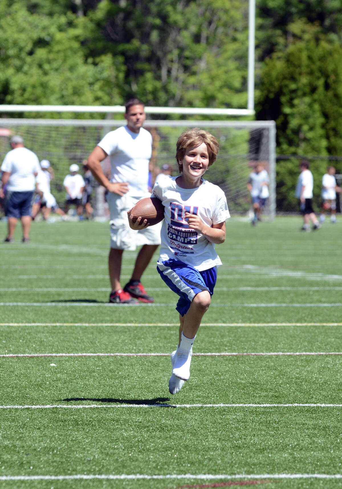 New Canaan and Darien youth football players enjoy New York Giants camp