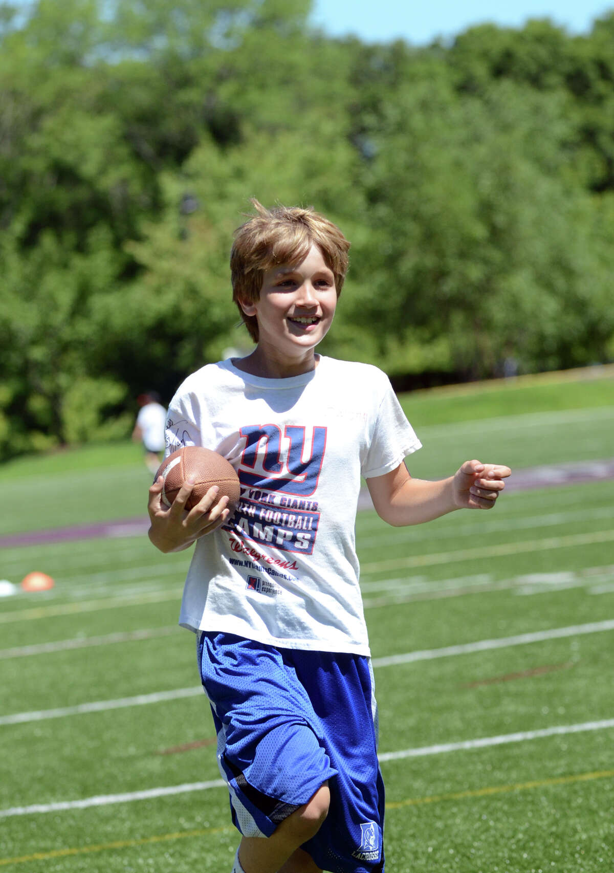 New Canaan and Darien youth football players enjoy New York Giants camp